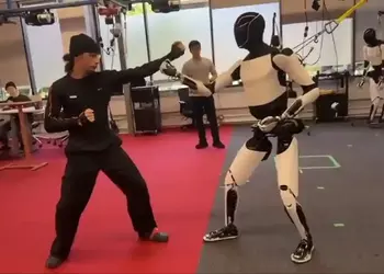 “Джеки Чан, подержи пиво!”: робот Optimus продемонстрировал впечатляющие навыки кунг-фу