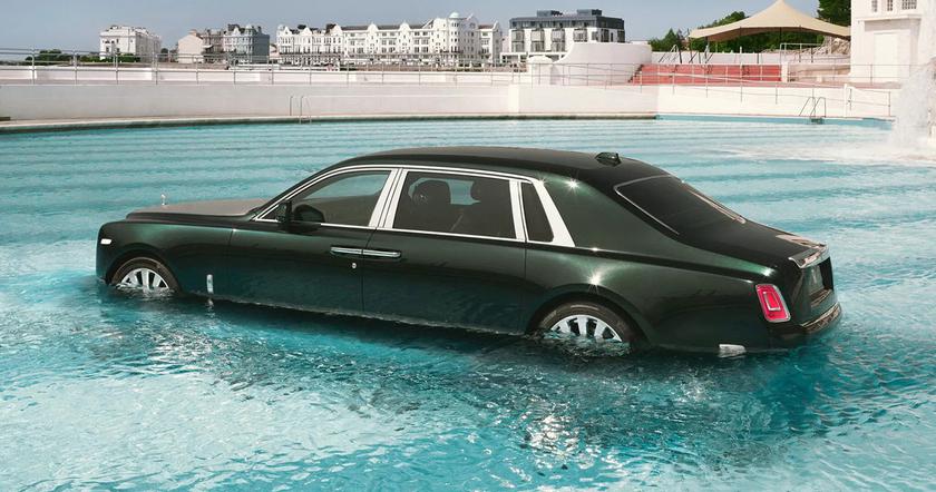 Rolls-Royce Phantom у басейні