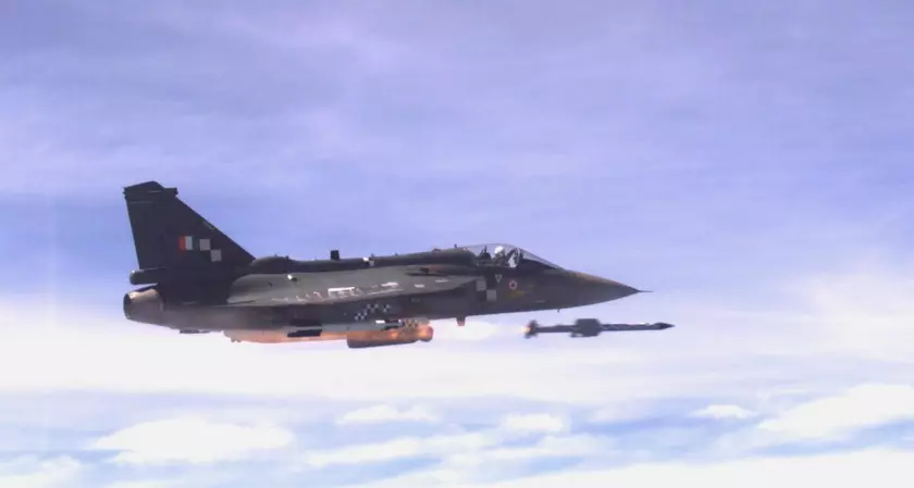Индийский истребитель Tejas впервые в истории запустил ракету ASTRA BVR, которая имеет дальность пуска до 100 км и максимальную скорость более 5500 км/ч