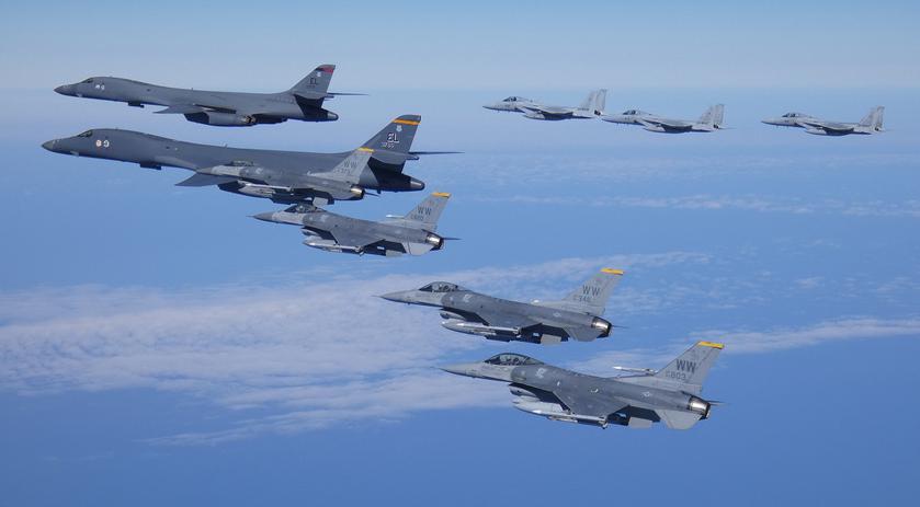 США и Япония провели совместные учения со стратегическими сверхзвуковыми бомбардировщиками B-1B Lancer, истребителями F-15 Eagle, F-16 Fighting Falcon