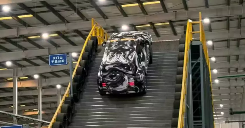 Китайский электровнедорожник Yangwang U8: новый уровень передвижения по лестницам