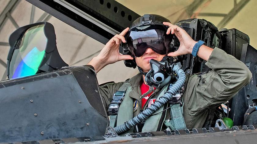 Пилоты истребителей F-22 Raptor получили шлемы следующего поколения