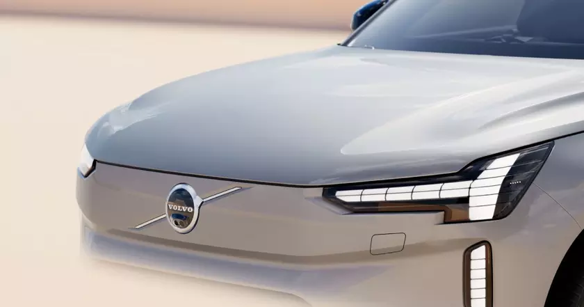 Силуэт нового автомобиля Volvo под тканью на тизере