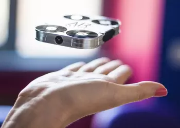 Дрон для селфи AirSelfie помещается в кармане