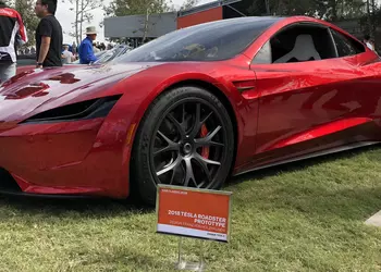 Прототип нового спорткара Tesla Roadster рассмотрели со всех сторон