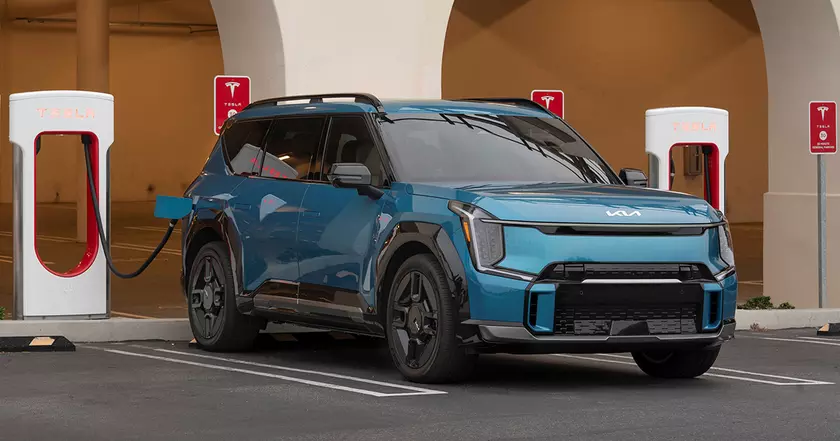 Новые горизонты: Kia EV9 заряжается на Tesla Supercharger