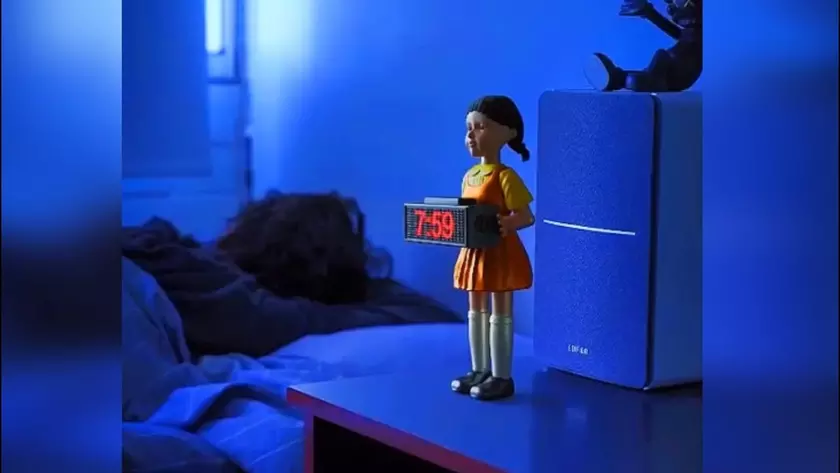 Стреляющий будильник в виде куклы-убийцы из сериала Netflix «Игра в кальмара» разбудит любого (видео)