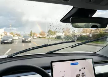 Tesla пытается вылечить «дворники» с помощью ИИ и нового патента