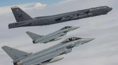 Ядерні бомбардувальники B-52H Stratofortress пролетіли поруч із російським кордоном