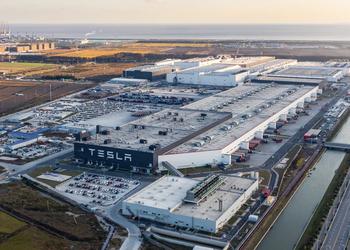 Tesla через падіння попиту різко скоротить виробництво електромобілів на заводі в Шанхаї, який може випускати 1 млн машин на рік