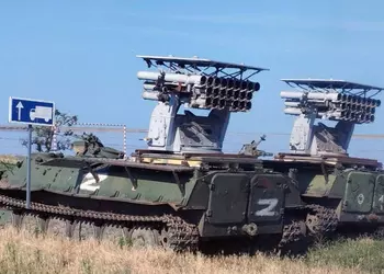 Украинские FPV-дроны поразили необычный российский бронетранспортёр МТ-ЛБ с корабельной пусковой установкой А-22 «Огонь»