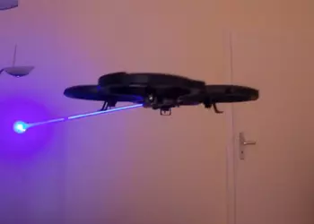 Лазерный квадрокоптер для отстреливания воздушных шариков