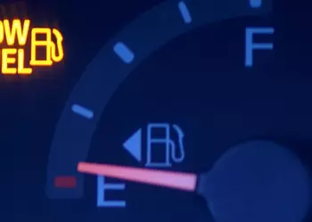 Умер автор стрелки, показывающей сторону расположения лючка бензобака