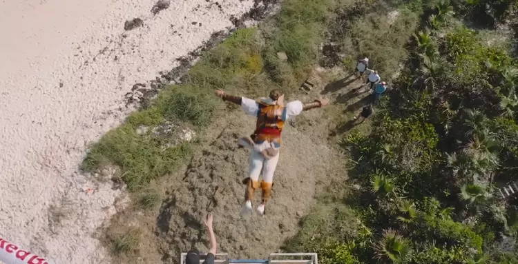 Red Bull saute 18 mètres pour ...