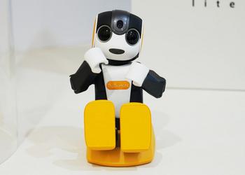 Робот-смартфон Sharp RoboHoN теперь стоит «всего» $715, но не умеет ходить