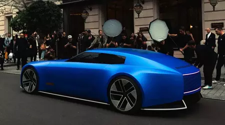 You can look at it forever: the Jaguar Type 00 luxury concept car in ultramarine has graced Paris Fashion Week.