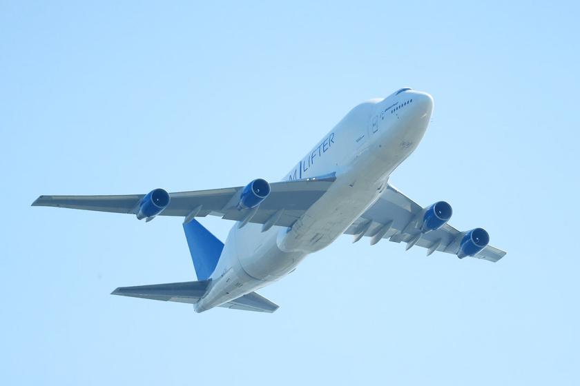Boeing 747 Dreamlifter lost a 100-kg center landing gear wheel during takeoff (video)