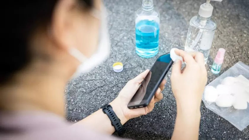 Huawei продлевает гарантию, дезинфицирует гаджеты и вводит услугу «от двери до двери» на время карантина