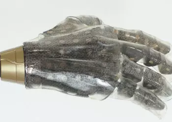 Ученые создали чувствительную к теплу, давлению и влажности искусственную кожу