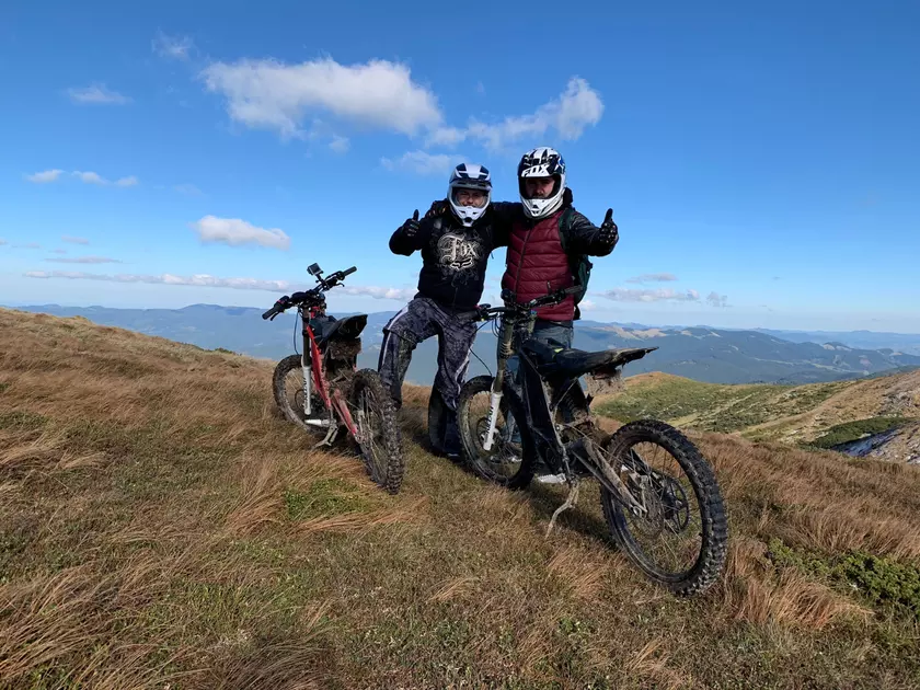 Электромотоцикл впервые покорил Говерлу (видео)