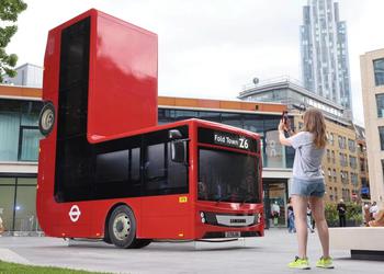 "Добро пожаловать в Fold Town": Samsung сложила лондонский автобус для рекламы своих новых Galaxy Fold 6 и Galaxy Flip 6
