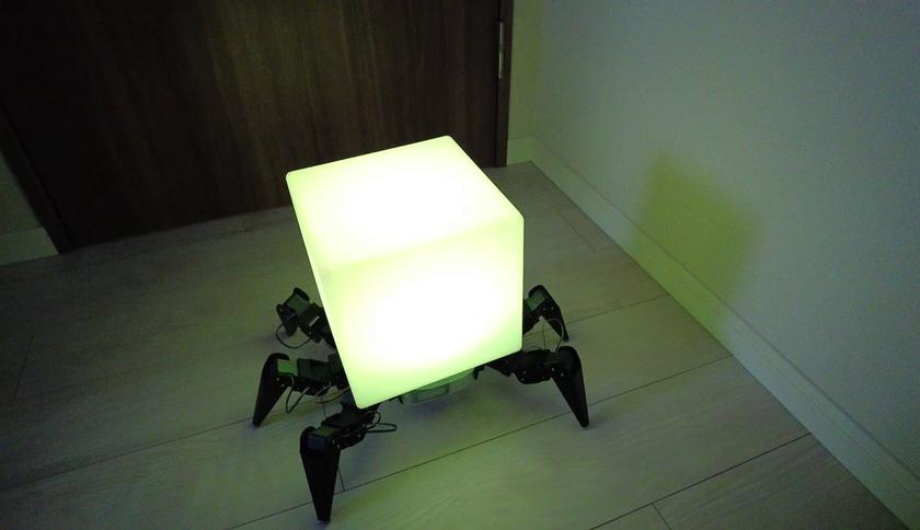Los japoneses crearon una luz nocturna espeluznante en forma de araña robótica que puede moverse por la casa