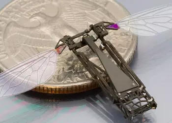 Гарвардский робот-пчела летает и плавает в воде