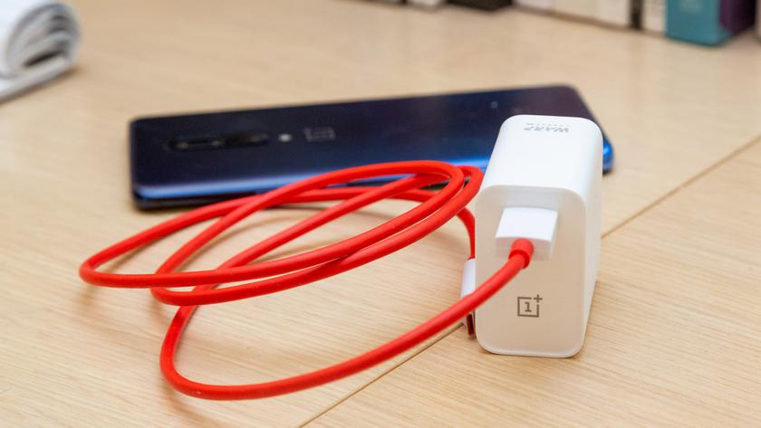 Пит Лау опубликовал изображение и характеристики блока питания Warp Charge на 65 Вт для OnePlus 8T