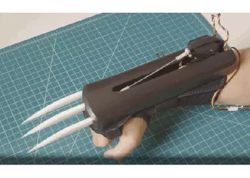 Перчатка с когтями Росомахи, сделанная своими руками (видео)