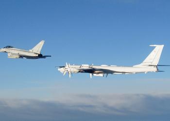 Eurofighter Typhoon Королевских ВВС Великобритании следили за двумя российскими противолодочными самолётами Ту-142, которые создавались для нейтрализации американских субмарин с ядерным оружием