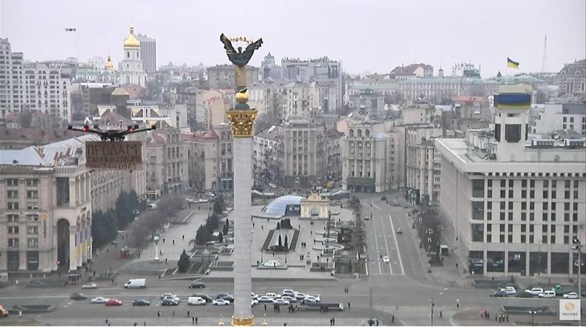 В трансляцию Reuters с Майдана попал дрон с рекламой гаража и номером телефона посольства России