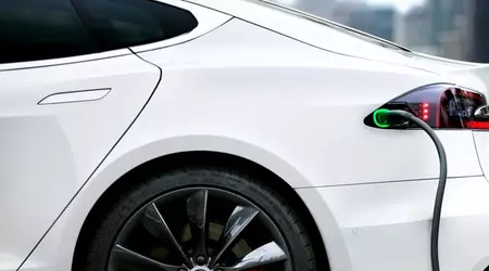 Tesla transforme n'importe quelle prise en la sienne : la fonctionnalité MultiPass fonctionne désormais dans toute l'Europe