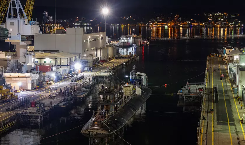 ВМС США опубликовали фотографии атомной субмарины USS Connecticut (SSN-22), которая была сильно повреждена из-за столкновения с неизвестным объектом в Южно-Китайском море