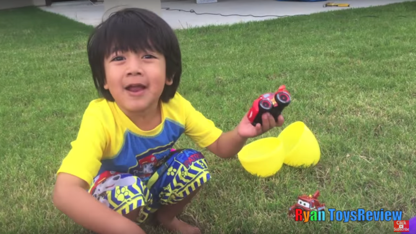 Шестилетний блоггер заработал $11 млн, снимая обзоры игрушек на YouTube