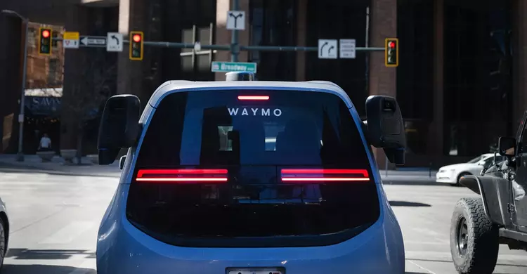 Waymo's robo-taxi called the cops on ...