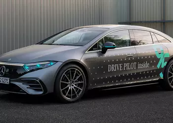 Бирюзовые огни: Mercedes-Benz получил разрешение в Германии