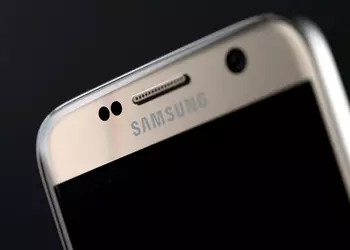 Во время рекламы AMOLED-панелей Samsung показала Galaxy S8 