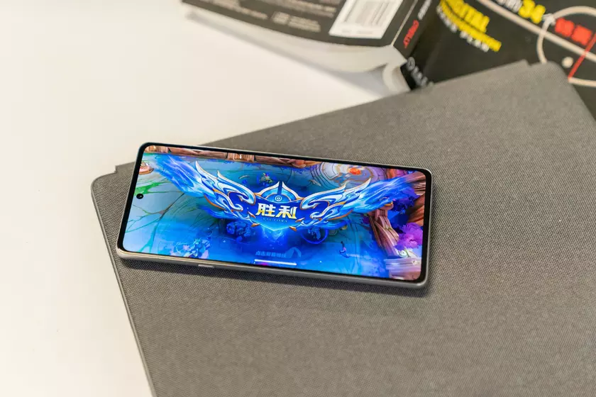 Фронтальная камера на 60 МП, основная на 50 МП и батарея на 5000 мАч: Motorola тизерит флагман Moto Edge X30