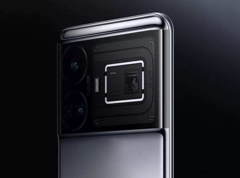 Изогнутый дисплей, задняя панель с прозрачной вставкой и RGB-подсветка: realme GT 5 появился на официальном видео