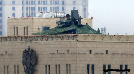 Un sistema de misiles y cañones antiaéreos Pantsir-S1 situado en el tejado del Ministerio de Defensa ruso en Moscú no consiguió derribar un avión no tripulado que volaba a 300 metros de él.