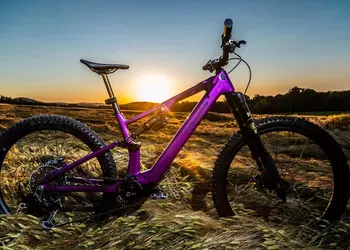Карбон, DJI и 65 Вт для ноутбука: Crussis представила электробайк e-Full 12.11 Pro X по цене автомобиля