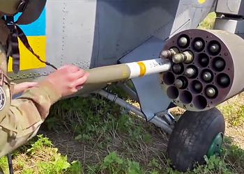 Вооружённые Силы Украины показали загрузку американских авиационных ракет Hydra в пусковую установку М261 на вертолёте Ми-24В