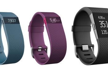 Fitbit анонсировала «умные» часы Surge и фитнес-браслеты Charge и Charge HR