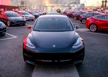 Илон Маск обещает выпустить летом Tesla Model 3 с двумя двигателями