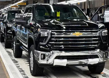 Trump threatens Canada with 100% tariffs on cars