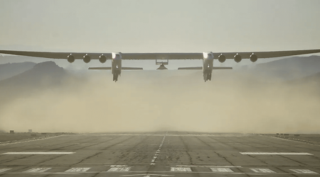 Stratolaunch tested the world's largest Roc aircraft with a mockup of the hypersonic Talon-A aircraft for the first time