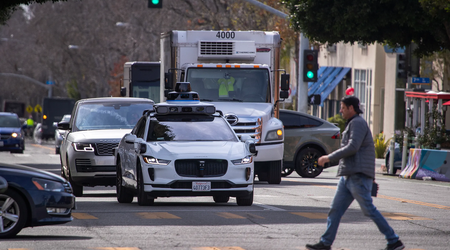 Waymo étend la zone de service de ses robotaxis à San Francisco, malgré les protestations des habitants de la ville.