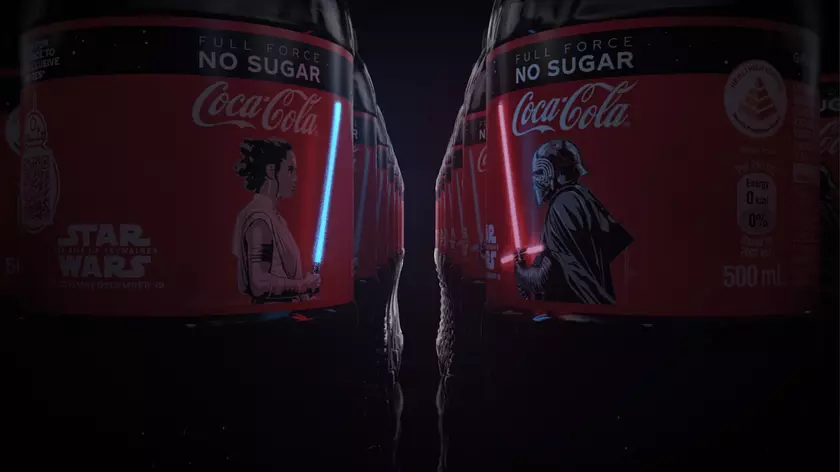 Для фанатов «Звездных войн»: Coca-Cola выпустила бутылки с крошечными OLED дисплеями в виде мечей