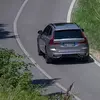 Превью изображения Volvo XC60 2025 года, съемка сбоку