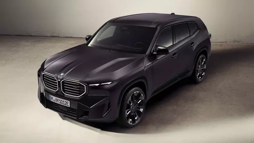 Серебристый BMW X5 Kith на презентации